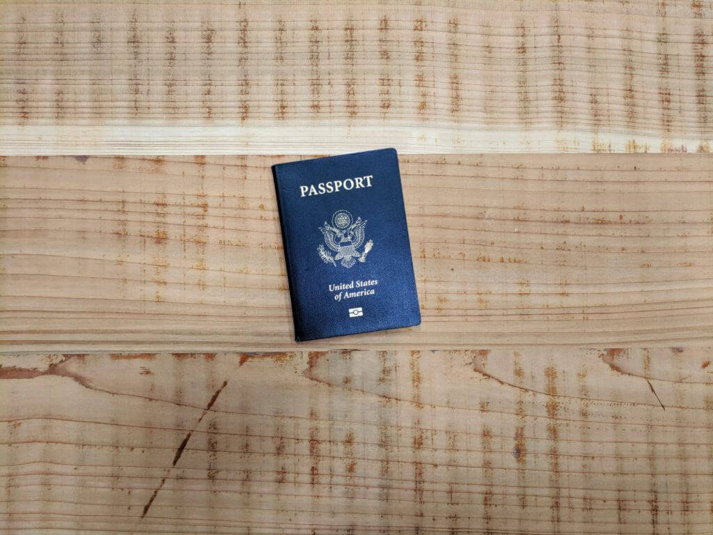 Foto de un pasaporte, equivalente a una tarjeta de residencia permanente y el articulo explica como obtenerla