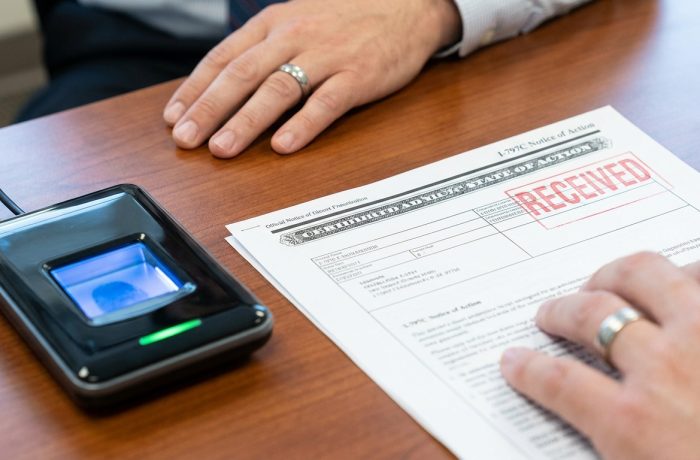 Aviso I-797C sellado y escaner de huellas dactilares para la cita biometrica uscis en oficina federal.