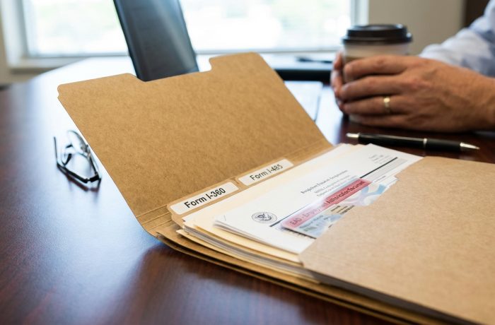 Carpeta con I-360, I-485 y EAD; Qué sigue después del permiso de trabajo por VAWA