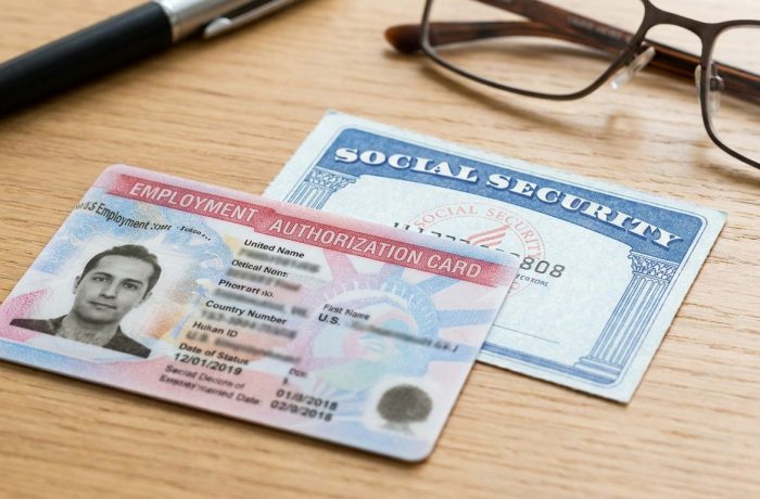 Documentos de permiso de trabajo y social security sobre un escritorio, mostrando la relacion entre ambos tramites.