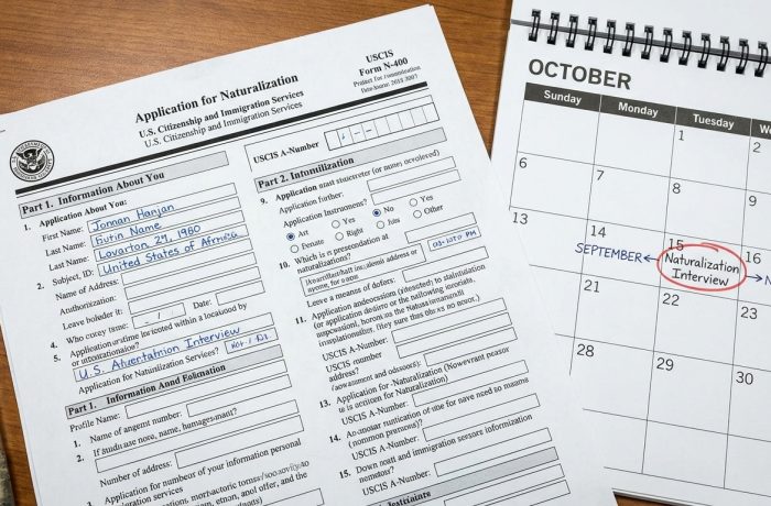 Formulario N-400 sobre escritorio con un calendario marcando los meses de espera para saber cuanto tarda la ciudadania americana.