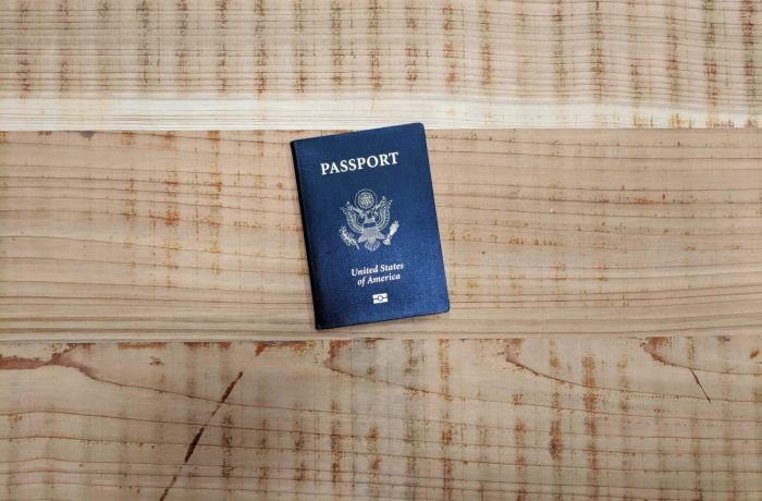 Foto de un pasaporte, equivalente a una tarjeta de residencia permanente y el articulo explica como obtenerla