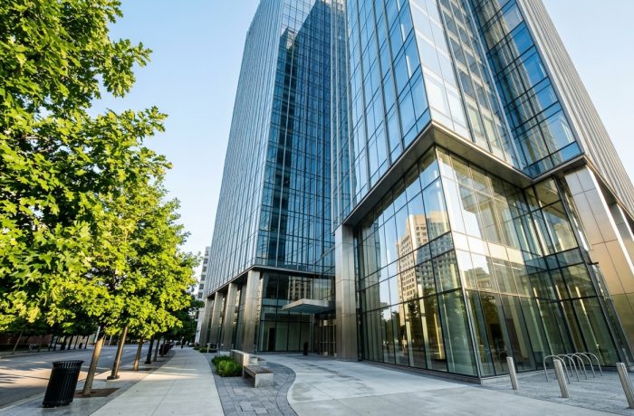 Edificio moderno en el centro urbano relacionado con la nueva oficina de asilo charlotte.